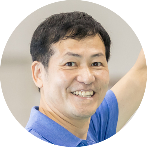 テニスの体験レッスンを担当するコーチ