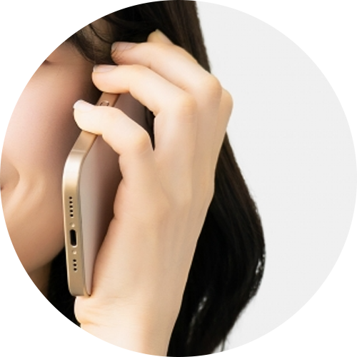 体験レッスンの申込電話をする女性